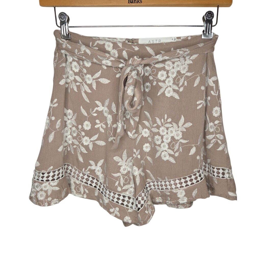 ASTR The Label Floral Embroidered Tie-Waist Shorts - Taupe / Size M
